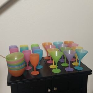 LOT OF OUTDOOR PLATIC WINE & MARTINI GLASSES AND BOWLS.  MULTI COLOR.